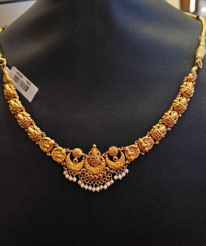 Gold-coloured pendant necklace with diamond centre stone